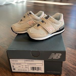 Like new! Toddler New Balance sneakers, size 5!